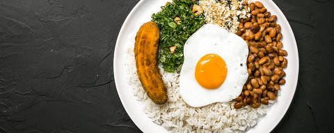 SÃO PAULO, SP, 18.07.2019 - Foto de prato de comida com arroz, feijão, farofa, ovo, couve e banana grelhada. (Foto: Keiny Andrade/Folhapress) (Produção Ana Requião e Laura Carmona)