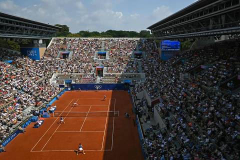 Spectators watch the women's doubles semi-final match between Italy's Sara Errani and Italy's Jasmine Paolini, playing against Czech Republic's Karolina Muchova and Czech Republic's Linda Noskova on Court Suzanne-Lenglen at the Roland-Garros Stadium during the Paris 2024 Olympic Games, in Paris on August 2, 2024. (Photo by Patricia DE MELO MOREIRA / AFP)