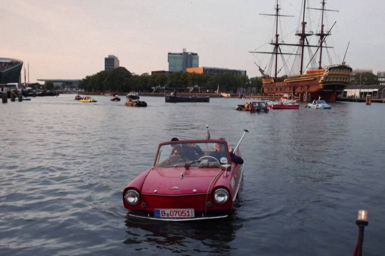 É um carro ou um barco? Veículos anfíbios deslizam pelos canais de Amsterdã