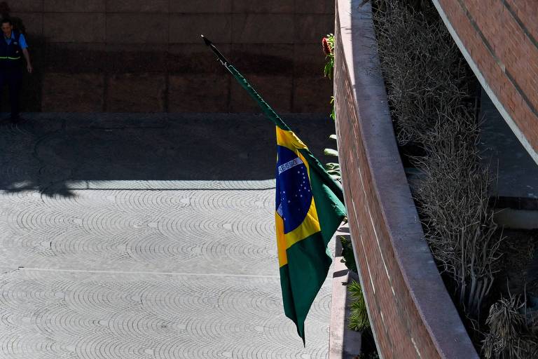 Brasil retira bandeira da embaixada argentina após pedido da Venezuela