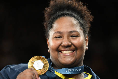 (240802) -- PARIS, Aug. 2, 2024 (Xinhua) -- Gold medalist Beatriz Souza of Brazil poses for photos with her medal during the victory ceremony of women's +78kg judo at the Paris 2024 Olympic Games in Paris, France, on Aug. 2, 2024. (Xinhua/Wu Wei)