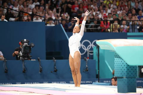 Rebeca Andrade amplia coleção de medalhas com prata no salto em Paris