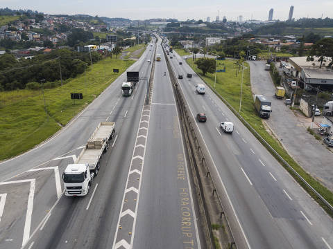 SAO PAULO -  SP - 01.02.2021 - Movimentação na rodovia Régis Bittencourt, próximo a Embu das Artes, no KM 290, onde estava programada uma greve dos caminhoneiros.  (Foto Danilo Verpa/Folhapress, MERCADO)