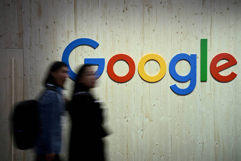 FILE PHOTO: People walk next to a Google logo during a trade fair in Hannover Messe, in Hanover, Germany, April 22, 2024. REUTERS/Annegret Hilse/File Photo ORG XMIT: FW1