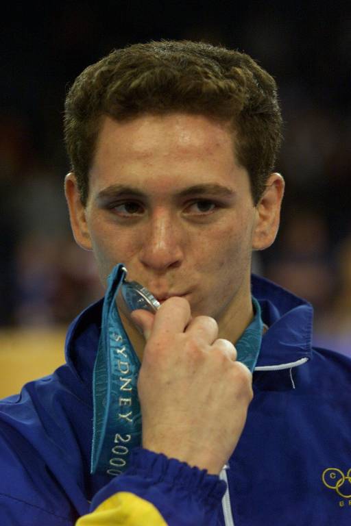 O judoca brasileira Tiago Camilo beija sua medalha de prata após disputa com o italiano Giuseppe Maddaloni na categoria até 73kg