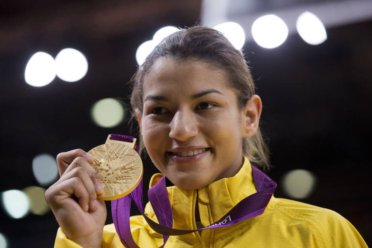 A judoca Sarah Menezes comemora a medalha de ouro nas Olimpíadas de Londres