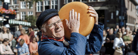 Ad van Kluijve, a farmer who puts on a show of haggling over price with buyers for the enjoyment of tourists, at the weekly cheese market in Gouda, Netherlands, July 11, 2024. The cheesemaking city of Gouda in the Netherlands is subsiding as sea levels rise, imperiling the industry.CREDIT: (Ilvy Njiokiktjien/The New York Times) ORG XMIT: XNYT0623