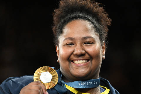 (240802) -- PARIS, 2 agosto, 2024 (Xinhua) -- La medallista de oro Beatriz Souza de Brasil posa para fotografías durante la ceremonia de victoria de la final de +78 kg femenino de judo en los Juegos Olímpicos de París 2024, en París, Francia, el 2 de agosto de 2024. (Xinhua/Wu Wei) (oa) (da)