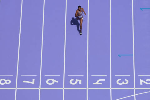 Paris 2024 Olympics - Athletics - Women's 400m Hurdles Round 1 - Stade de France, Saint-Denis, France - August 04, 2024. Jasmine Jones of United States crosses the line to finish 1st in heat 2. REUTERS/Fabrizio Bensch