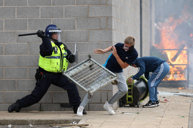 Entenda a onda de violência anti-imigração no Reino Unido