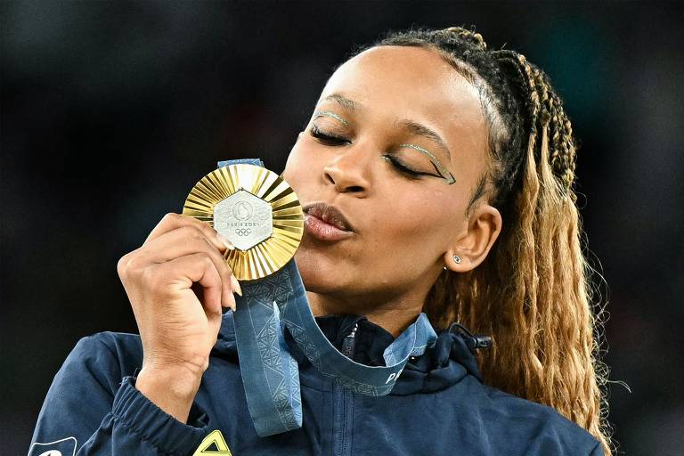 Rebeca Andrade beija a medalha de ouro conquistada na final de solo da ginástica artística