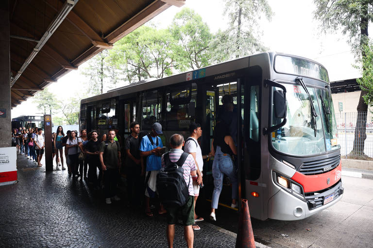 Ônibus urbanos perdem quase metade dos passageiros em uma década