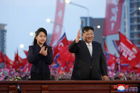 This picture taken on May 14, 2024 and released from North Korea's official Korean Central News Agency (KCNA) on May 15, 2024 shows North Korea's leader Kim Jong Un (R) and his daughter Ju Ae (L) attending the inauguration ceremony of Jonwi Street in Pyongyang. (Photo by KCNA VIA KNS / AFP) / South Korea OUT / ---EDITORS NOTE--- RESTRICTED TO EDITORIAL USE - MANDATORY CREDIT 