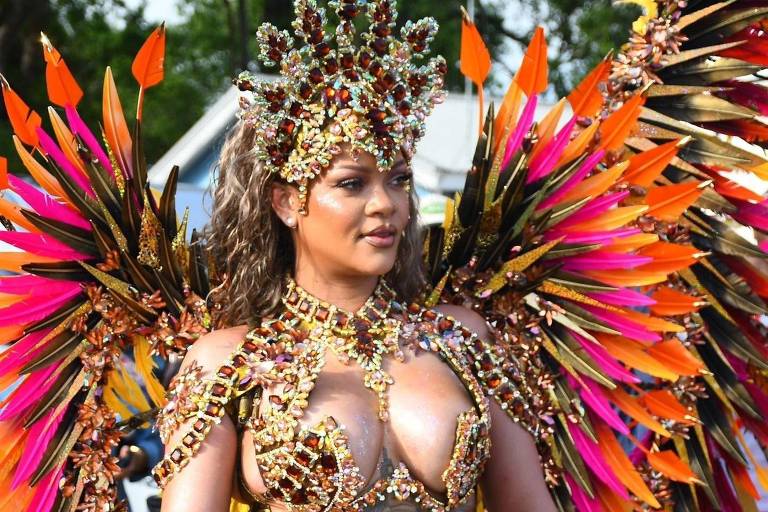 Rihanna desfila com plumas e pedrarias no carnaval de Barbados