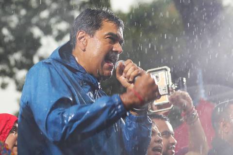 Handout picture released by Venezuelan Presidency shows Venezuelan President Nicolas Maduro delivering a speech to supporters during a rally at the Miraflores presidential palace in Caracas on August 5, 2024. Venezuelan President Nicolas Maduro called on August 5, 2024, to boycott the popular messaging application WhatsApp, alleging that military, police and community leaders who defend his controversial re-election have received 