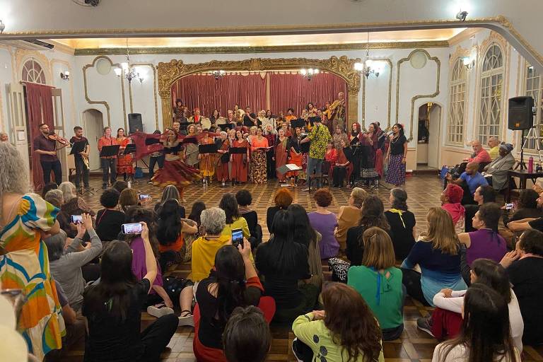 A orquestra Magnífica se une à dança circular