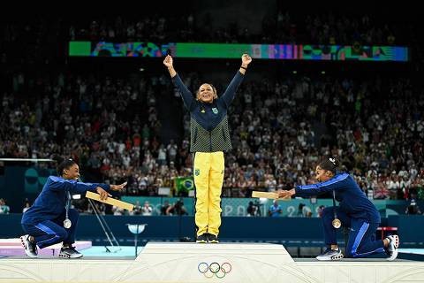 TOPSHOT - (LtoR) US' Simone Biles (silver), Brazil's Rebeca Andrade (gold) and US' Jordan Chiles (bronze) pose during the podium ceremony for the artistic gymnastics women's floor exercise event of the Paris 2024 Olympic Games at the Bercy Arena in Paris, on August 5, 2024. (Photo by Gabriel BOUYS / AFP)