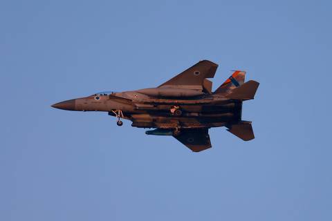 An Israeli army f-15 fighter jet flies over central Israel on April 15, 2024. (Photo by Menahem KAHANA / AFP)