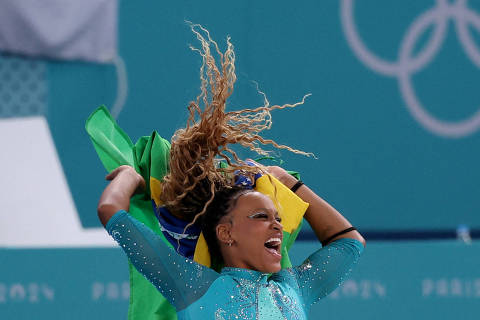 Paris 2024 Olympics - Artistic Gymnastics - Women's Floor Exercise Final - Bercy Arena, Paris, France - August 05, 2024. Rebeca Andrade of Brazil celebrates after winning gold. REUTERS/Amanda Perobelli