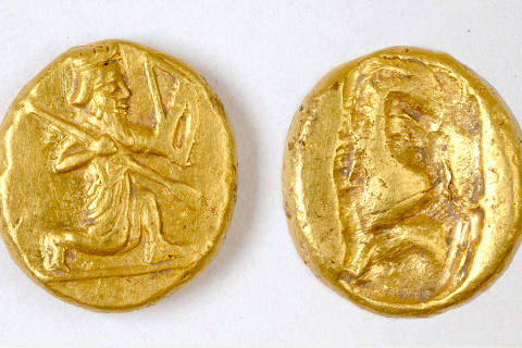 An undated photo provided by the Notion Archaeological Project shows two sides of an ancient Persian daric, or gold coin, from the fifth century B.C. that was recovered from Notion, an ancient city-state in modern-day Turkey.ÊA 2,400-year-old hoard of Persian coins that archaeologists from the University of Michigan found offers insights into the political landscape around the time of the Peloponnesian War. (Notion Archaeological Project/University of Michigan via The New York Times) -- NO SALES; FOR EDITORIAL USE ONLY WITH NYT STORY SCI ANCIENT COINS BY FRANZ LIDZ FOR AUG. 5, 2024. ALL OTHER USE PROHIBITED. -- ORG XMIT: XNYT0429 DIREITOS RESERVADOS. NÃO PUBLICAR SEM AUTORIZAÇÃO DO DETENTOR DOS DIREITOS AUTORAIS E DE IMAGEM