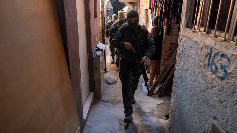 SÃO PAULO, SP - 06/08/2024 -  Operação da Gaeco na favela do Moinho, na região central. A operação também irá emparedar hotéis e fechar ferros-velhos
todos nos arredores da cracolândia. (Foto: Danilo Verpa/Folhapress, COTIDIANO) ORG XMIT: 609696