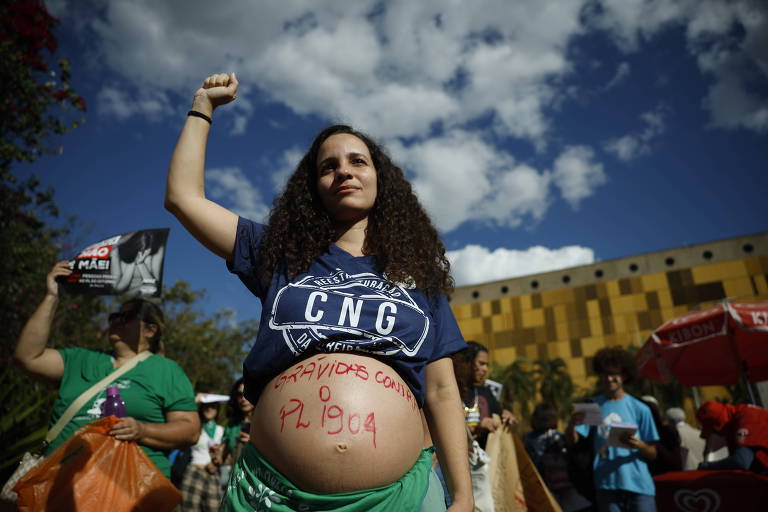 Julgamento do STF para igualar licença-maternidade é adiado após pedido de vista