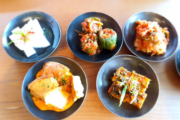 Entradas do restaurante Hoe Lee Kow, em Dubai: tofu, kimchi de pepino e de repolho, bolo de peixe, salada de batata