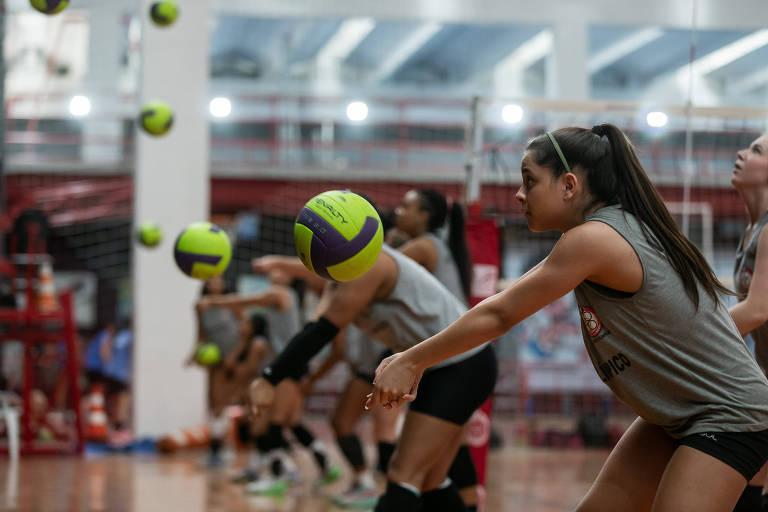 Vôlei, popular no Brasil, tem quadras pagas e gratuitas para treinos em São Paulo