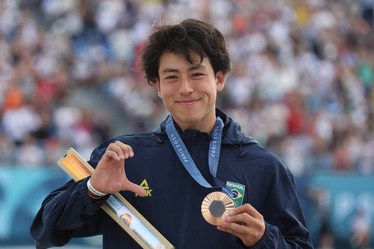 Bronze no skate, ouro no malabarismo; redes celebram pódio de Augusto Akio, o Japinha