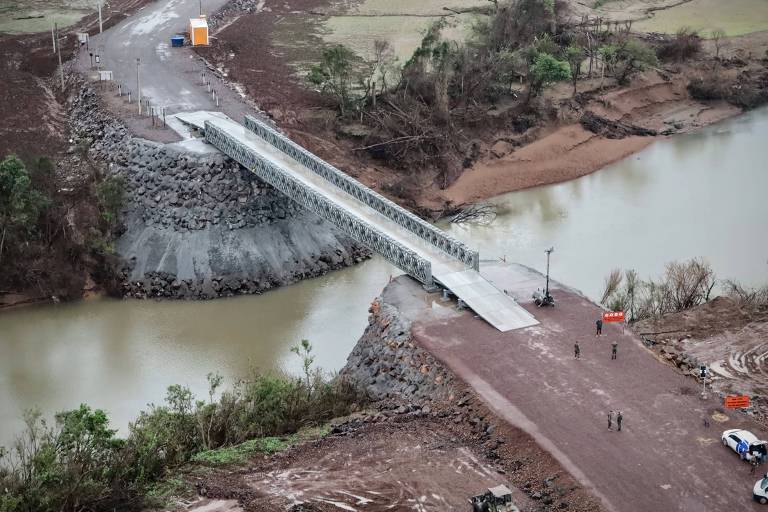 Exército entrega ponte provisória para veículos pesados no vale do Taquari, no RS