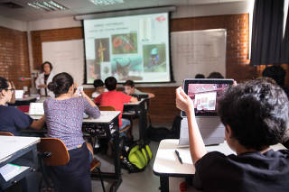 Alunos do Bandeirantes fotografam lousa para estudar em casa