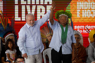 Com o cacique Raoni, o presidente Lula participa de cerimônia 