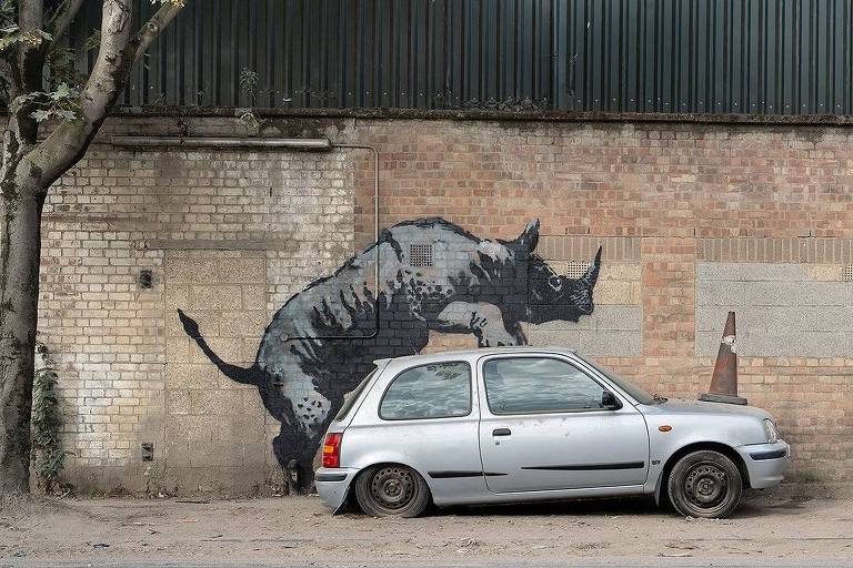 Banksy monta rinoceronte sobre carro velho em oitavo grafite de animal em Londres