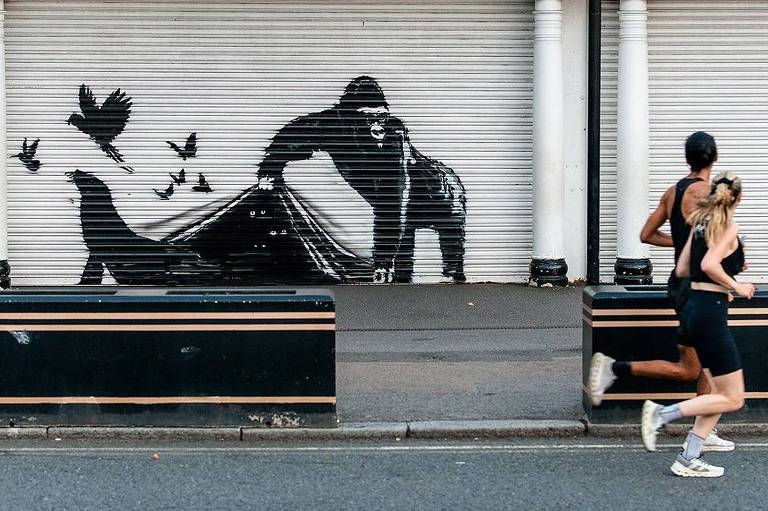 Gorila de Banksy libera animais de zoológico em Londres em nono grafite