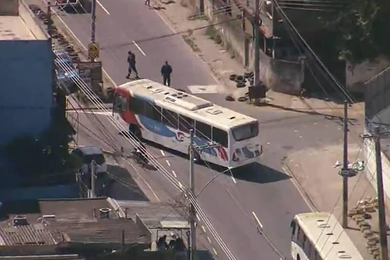 Ônibus são sequestrados e incendiados durante operações no RJ