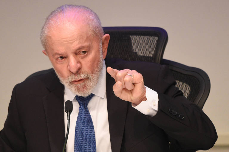 Lula diz que país está pressionado pelo dólar e que não pode fazer loucura na economia