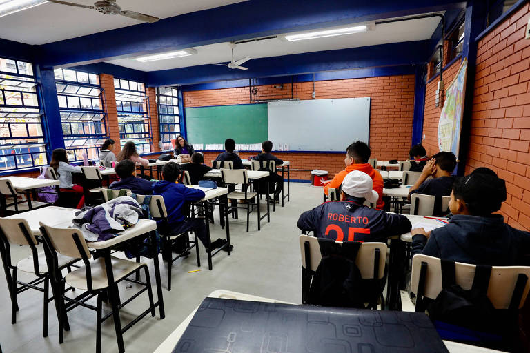 Últimos 650 alunos sem aula após chuvas retomam ano letivo em Porto Alegre