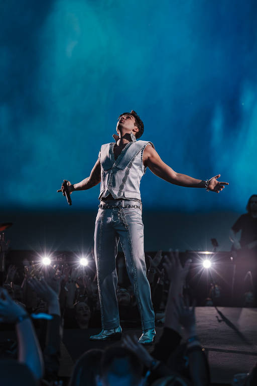 O cantor Luan Santana grava DVD com tema espacial durante show em Cotia, em São Paulo