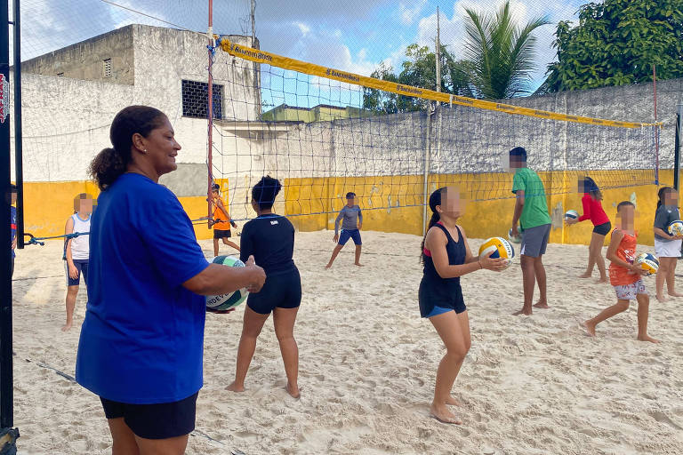 Mãe de campeã olímpica em Paris-2024 ensina vôlei de praia em projeto social em Sergipe