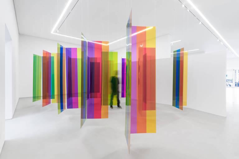 Mostra de Carlos Cruz-Diez traz labirinto cromático que se desdobra pelo olhar