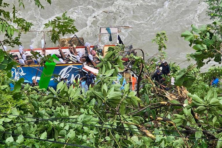 Ônibus cai em rio, e ao menos 27 turistas indianos morrem no Nepal