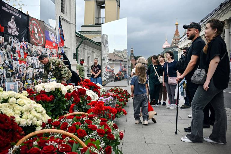 Russos homenageiam líder mercenário 1 ano após morte em queda de avião