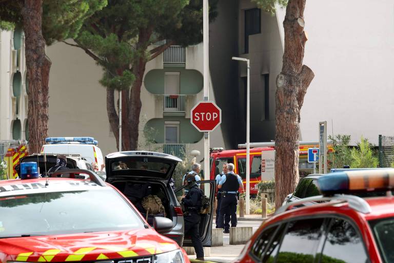 Explosão perto de sinagoga fere policial na França; Macron fala em terrorismo