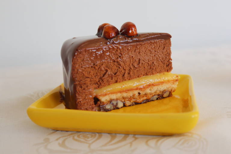 Entremet de macadâmia com limão coberto com musseline cremoso do Trem de Pouso Café