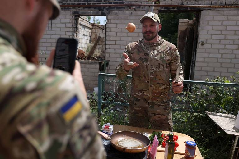 Soldado 'influencer' grava vídeos de receitas na linha de frente da Ucrânia