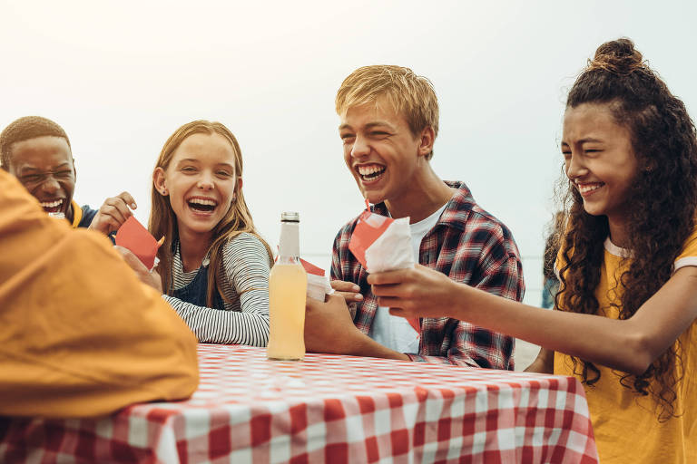 O que fazer se você não gosta dos amigos do seu namorado ou namorada?