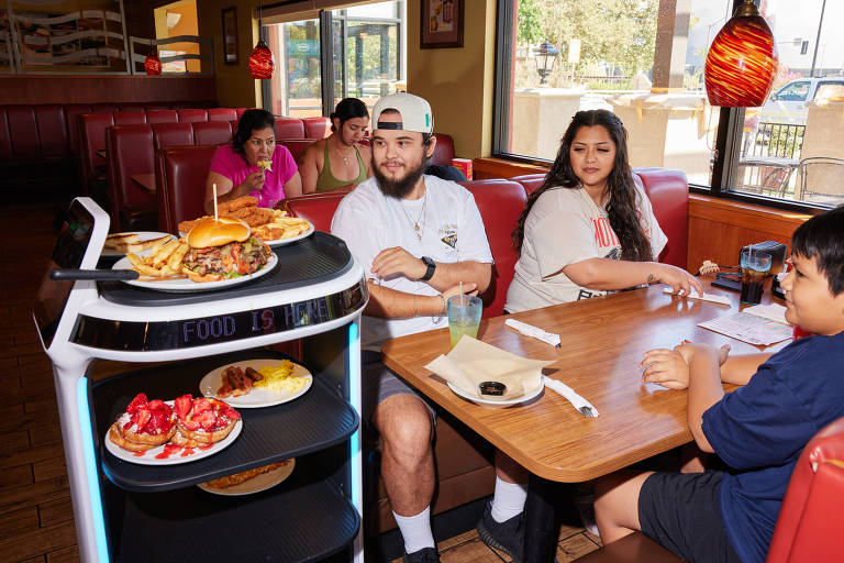 Restaurantes que usam robôs como garçons enfrentam problemas tipicamente humanos