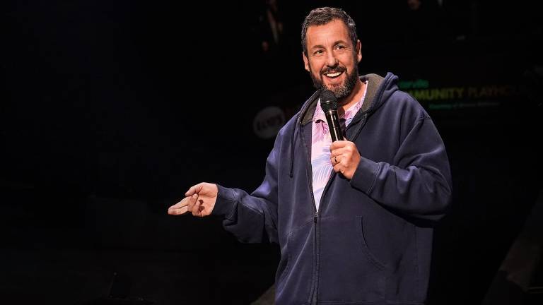 Filme de Adam Sandler subverte o stand-up com seu carisma inegável