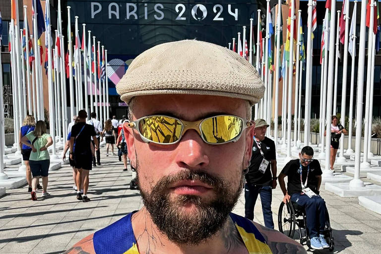 Atleta e ex-BBB, Vinicius Rodrigues comemora chegada a Paris para as Paralimpíadas