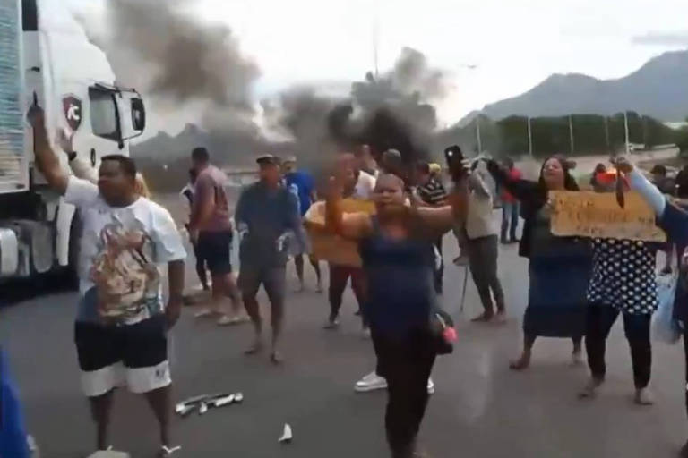 Pescadores fecham BR-101 em ato contra mortandade de peixes em rio no Espírito Santo